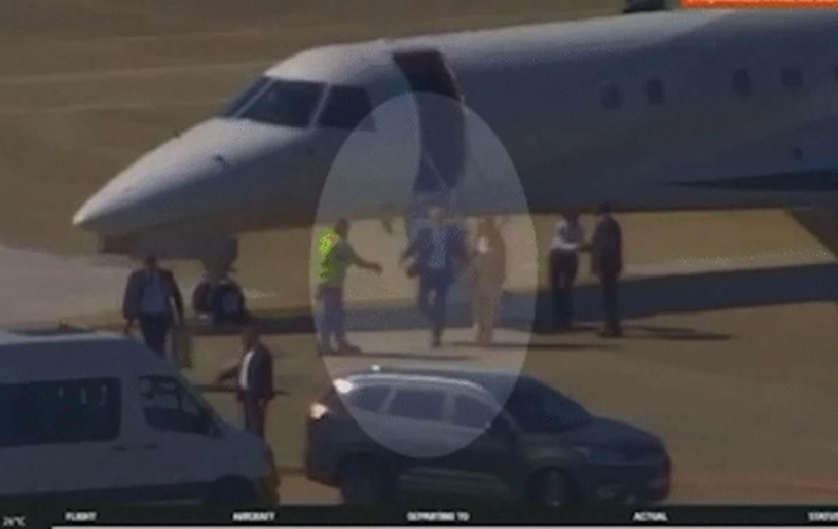 Imagem mostra Moraes e esposa saindo de jatinho que pertencia a Daniel Vorcaro Imagem mostra Moraes e esposa saindo de jatinho que pertencia a Daniel Vorcaro