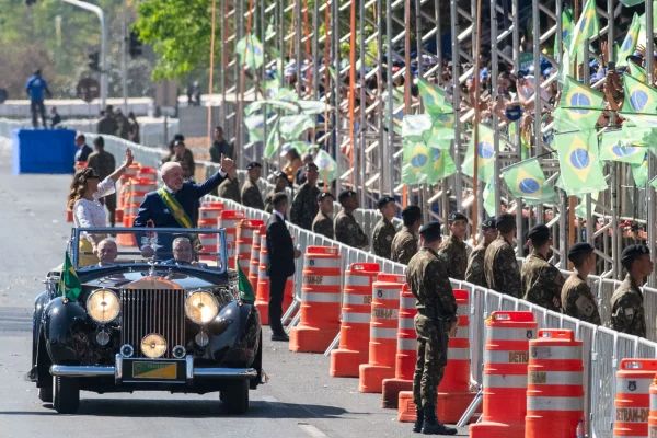 Brasília - Desfile cívico-militar de 7 de Setembro, que celebra a Independência do Brasil com a presença de autoridades, tropas e população na Esplanada dos Ministérios - METRÓPOLES