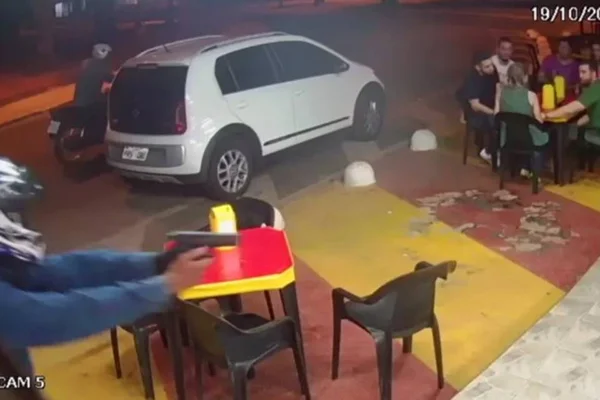 Vídeo. PM reage e impede assalto em pit dog de Goiânia