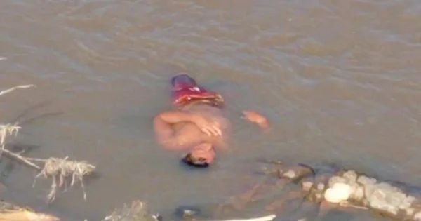 Imagem colorida de homem boiando em rio - Metrópoles