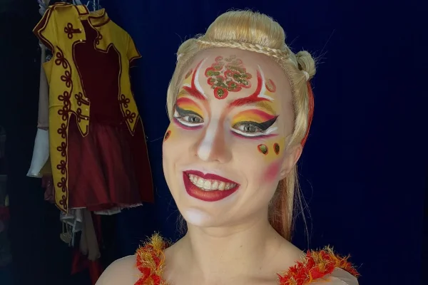 Imagem colorida de Mariia Konfektova sorrindo - Metrópoles