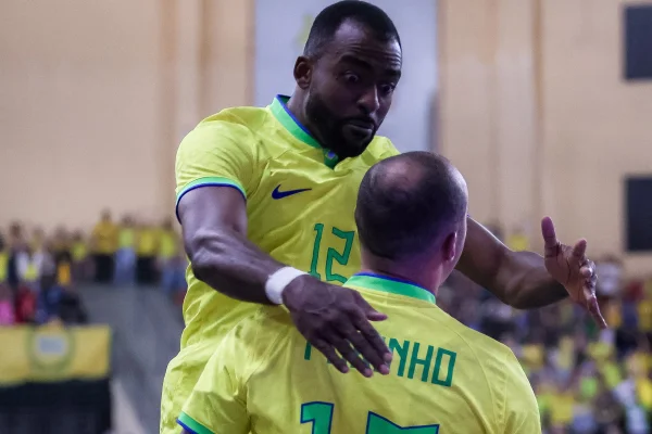 Foto colorida da Seleção Brasileira de Futsal - Metrópoles