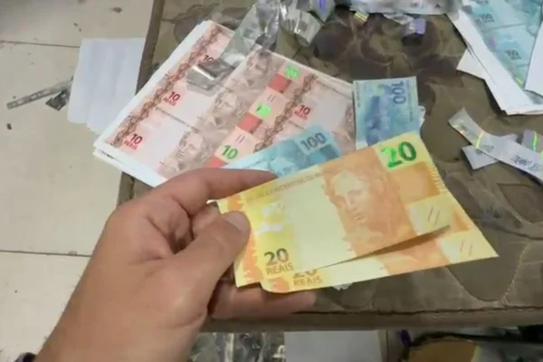 “Barraco da Moeda”: polícia fecha gráfica de notas falsas do CV no Rio