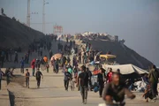FAIXA DE GAZA – 10 DE OUTUBRO: Palestinos carregando seus pertences retornam às suas casas após o acordo de cessar-fogo na Faixa de Gaza em 10 de outubro de 2025 FAIXA DE GAZA – 10 DE OUTUBRO: Palestinos carregando seus pertences retornam às suas casas após o acordo de cessar-fogo na Faixa de Gaza em 10 de outubro de 2025