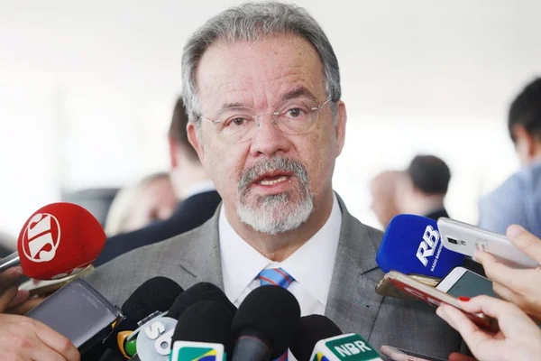 Governo investigará fake news sobre cancelamento do Enem