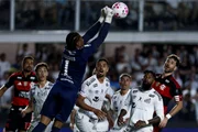 Diógenes, do Santos, afasta a bola da área no jogo contra o Flamengo Diógenes, do Santos, afasta a bola da área no jogo contra o Flamengo