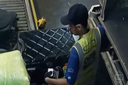 Ele identifica as informações pessoais na etiqueta da mala
