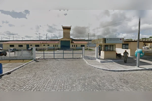 Facções rivais entram em guerra e ateiam fogo em presídio da Paraíba