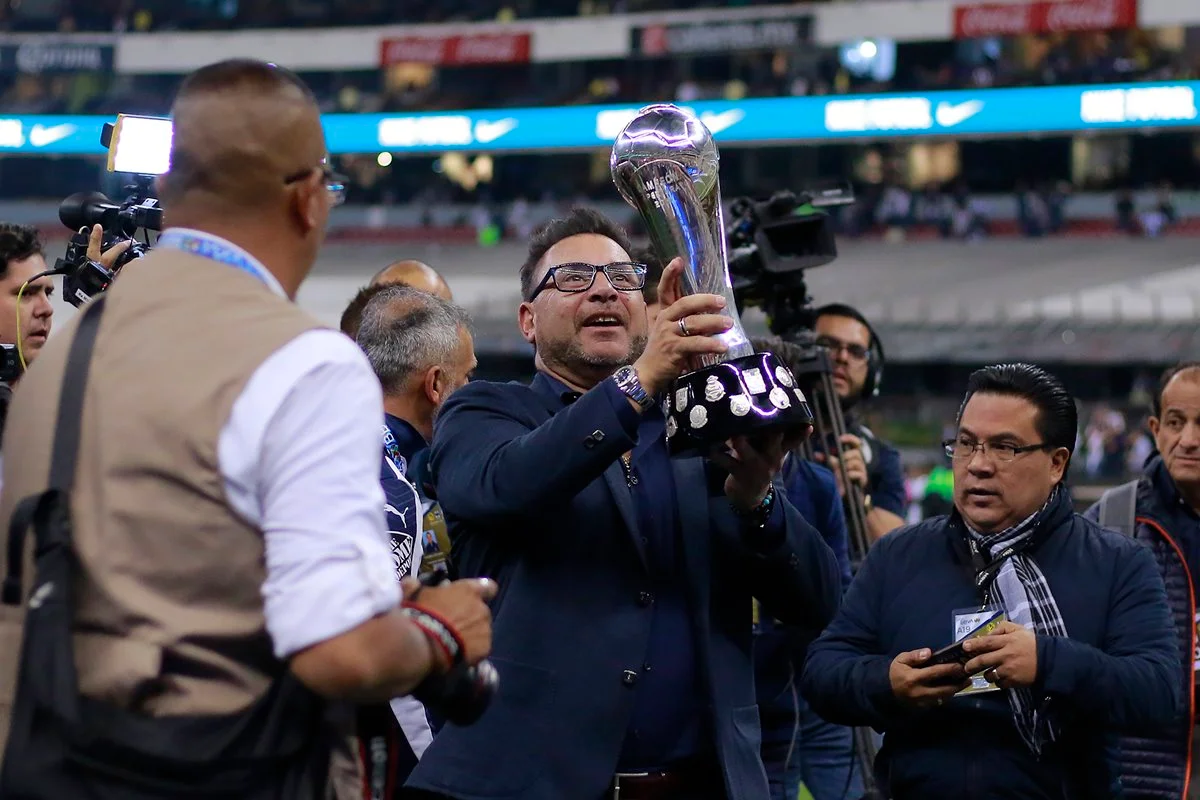 Antonio Mohamed com a taça da Liga Mexicana, conquistado com o Monterrey, em 2019/20 Antonio Mohamed com a taça da Liga Mexicana, conquistado com o Monterrey, em 2019/20