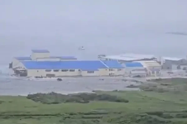 Imagem coloirda da destruição causada por tsunami na Rússia - Metrópoles
