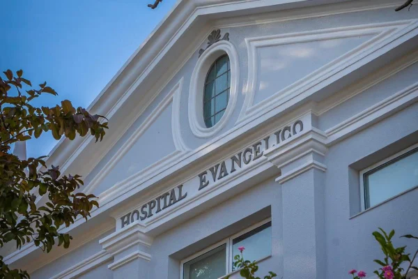 Hospital onde recém-nascida foi achada viva no lixo de banheiro