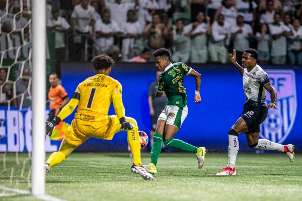 Foto colorida de Estêvão, do Palmeiras, e Hugo Souza, do Corinthians - Metrópoles