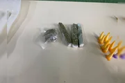 Porções de drogas apreendidas Porções de drogas apreendidas