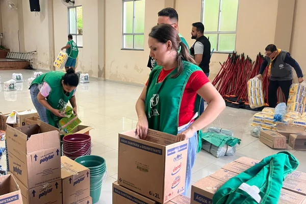 Igreja atingida por enchentes vira centro de ajuda humanitária em MG