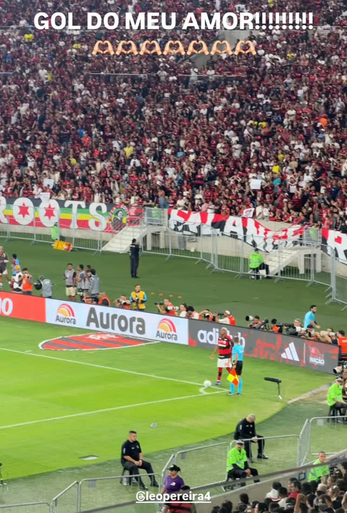 Karoline Lima mostra gol do noivo, o jogador do Flamengo Léo Pereira Karoline Lima mostra gol do noivo, o jogador do Flamengo Léo Pereira