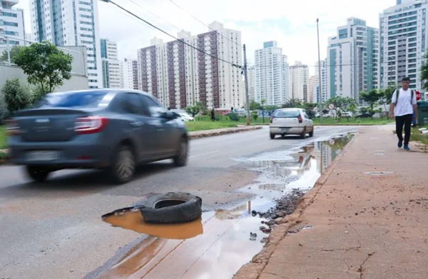 Para acabar com “buraqueira” em vias do DF, governo precisa de R$ 2 bi