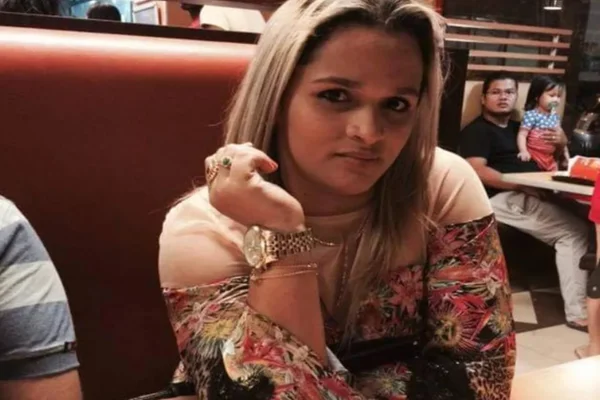 Mulher é morta a facadas e irmã descobre crime por ligação de desconhecido