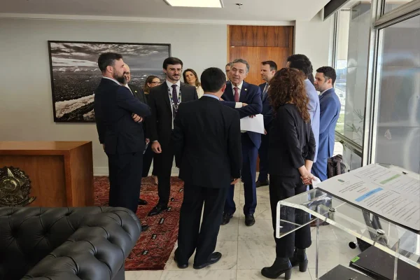 Ministro Luís Roberto Barroso com representantes das plataformas - Metrópoles