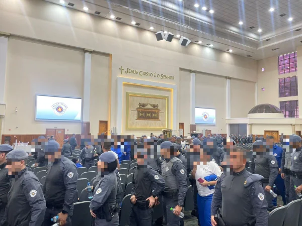 PMs em reunião em templo da Igreja Universal