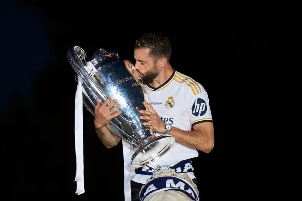 Imagem de Nacho beijando a taça da Champions League - Metrópoles