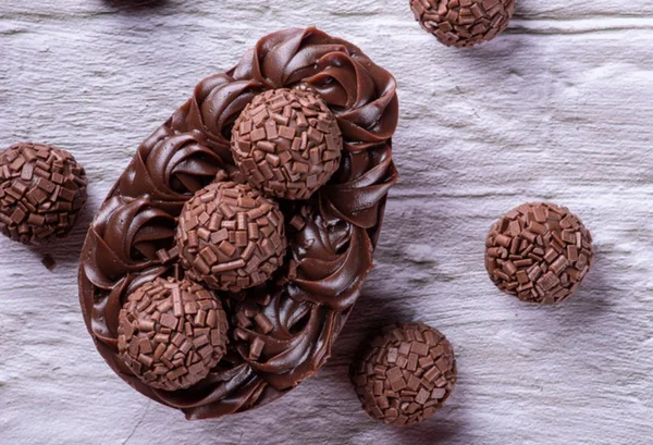 Ovo de Páscoa de brigadeiro de whey - Metrópoles