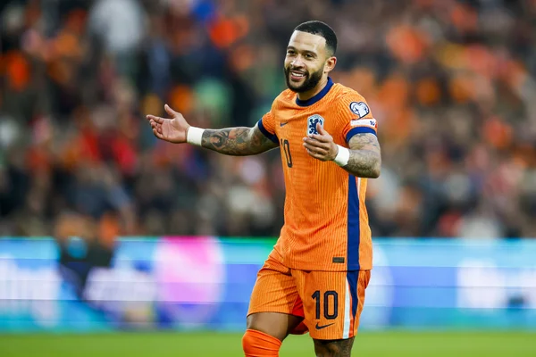 Foto colorida de Memphis Depay, jogador da seleção da Holanda. - Metrópoles