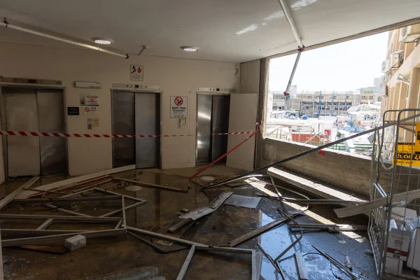 Imagem colorida do interior do Hospital Soroka, em Israel, após ataque de míssieis iranianos - Metrópoles