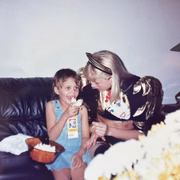 Xuxa com fãs no camarim.