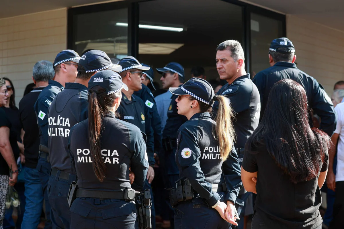 Policiais militares estiveram presentes no velório Policiais militares estiveram presentes no velório
