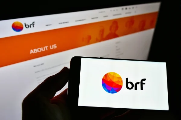 Em assembleia, acionistas da BRF aprovam fusão com a Marfrig