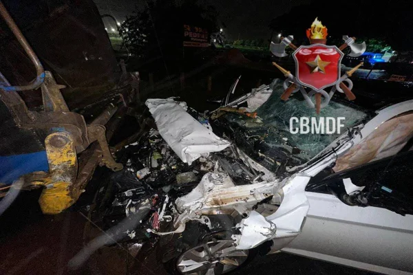 Adolescente morre após carro bater em caminhão de lixo na BR-070