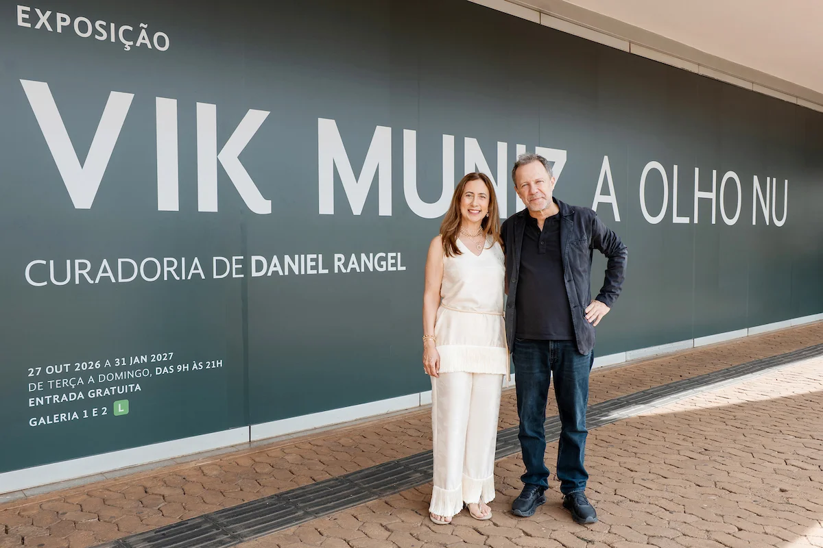 Região: Carla Amorim oferece tour guiado por Vik Muniz em nova exposição no CCBB