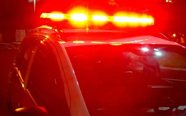 Imagem colorida mostra iluminação gerada pela sirene de um carro de polícia geladeira - Metrópoles