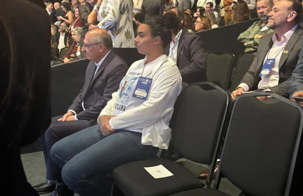 Cristiane Gomes da Silva, mãe da menina Ana Clara, acompanha o debate da TV Globo
