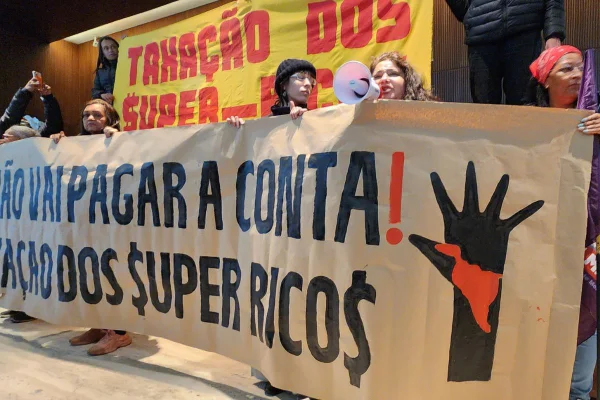 Protesto sede itaú - metrópoles