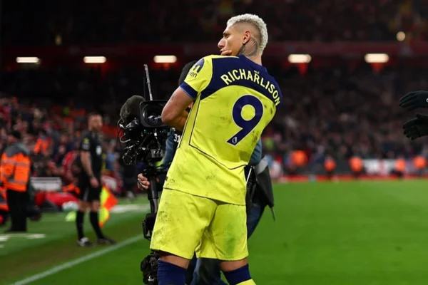 Premier League: brasileiros de United e Tottenham brilham neste domingo