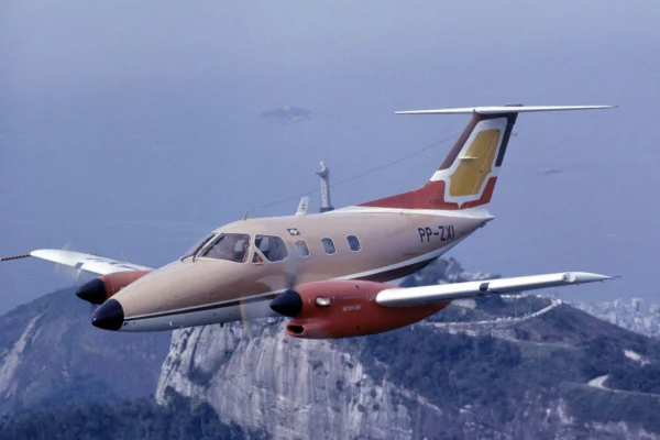 Pressurização, avanços tecnológicos e capacidade para 8 passageiros fazem parte das características do modelo Embraer-121 Xingu - Metrópoles