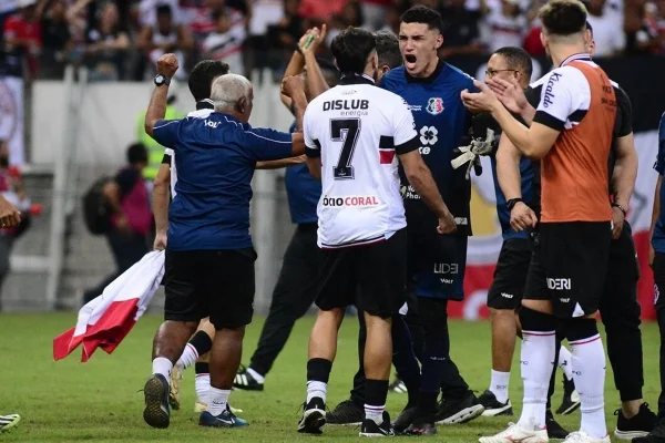 Time do Santa Cruz comemora a vitória nos pênaltis contra o Altos nas oitavas da Série D