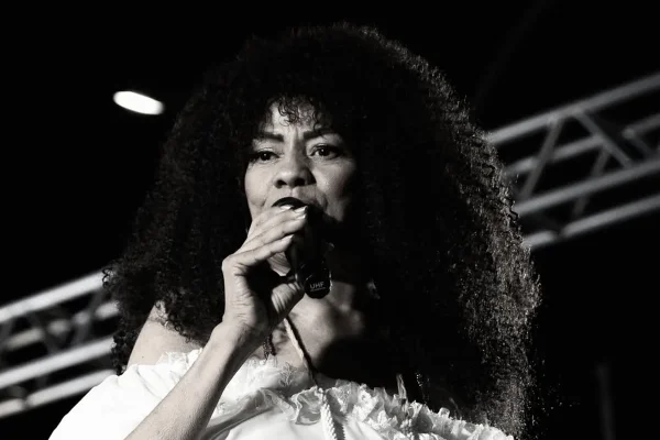 Foto em preto e branco da cantora Karina Nerys