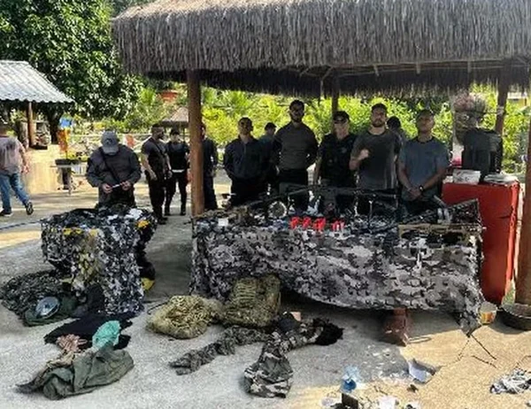 Foto colorida de policiais do Rio de Janeiro em sítio da milícia - Metrópoles