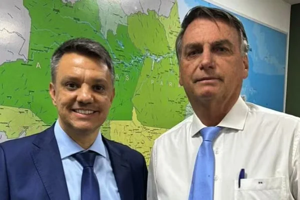 Foto colorida de Marcelo Ustra da Silva Soares e Jair Bolsonaro - Metrópoles