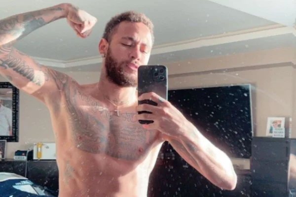 Neymar sem camisa