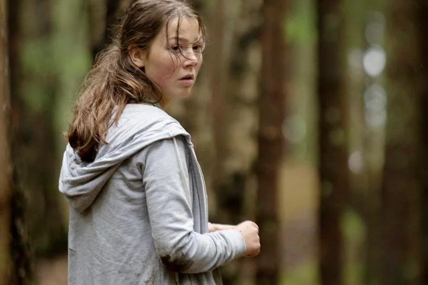 <b>Utøya – 22 de Julho:</b> No pior dia da história da Noruega, Kaja (Andrea Berntzen) está brincando com sua irmã mais nova, Emilie (Elli Rhiannon Müller Osbourne), 12 minutos antes de a primeira bomba cair no acampamento de verão na ilha Utøya. Foi o segundo ataque terrorista que Anders Behring Breivik cometeu em menos de duas horas, e matou 69 pessoas. Kaja representa o pânico, medo e desespero dos 500 jovens enquanto procura sua irmã na floresta. Assista ao <a href="https://www.youtube.com/watch?v=FKFpoAk8ANE" target="_blank">trailer</a> <b>Utøya – 22 de Julho:</b> No pior dia da história da Noruega, Kaja (Andrea Berntzen) está brincando com sua irmã mais nova, Emilie (Elli Rhiannon Müller Osbourne), 12 minutos antes de a primeira bomba cair no acampamento de verão na ilha Utøya. Foi o segundo ataque terrorista que Anders Behring Breivik cometeu em menos de duas horas, e matou 69 pessoas. Kaja representa o pânico, medo e desespero dos 500 jovens enquanto procura sua irmã na floresta. Assista ao <a href="https://www.youtube.com/watch?v=FKFpoAk8ANE" target="_blank">trailer</a>