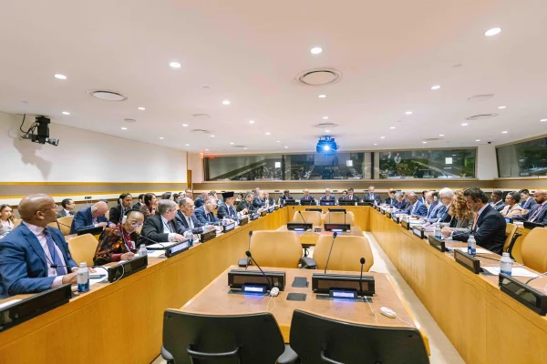 Imagem colorida de reunião entre ministros do Brics em Nova York