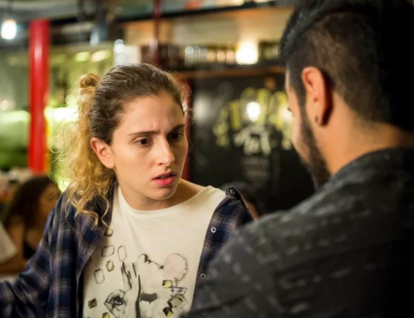 De vestido e cabelo solto, intérprete de Ivana não é reconhecida