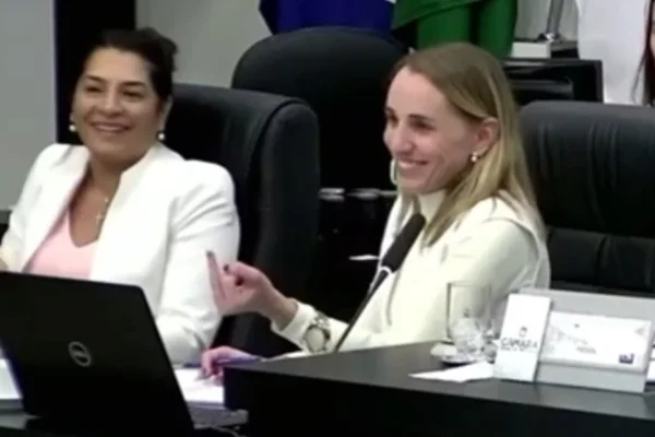 Imagem colorida de vereadora mostrando dedo para colega durante sessão - Metrópoles
