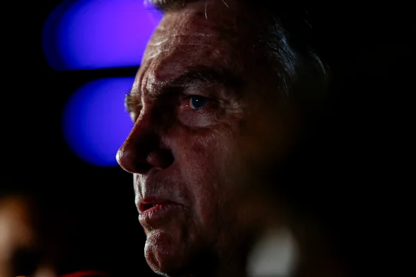 Jair Bolsonaro fala com a imprensa após desembarcar em Brasília - Metrópoles
