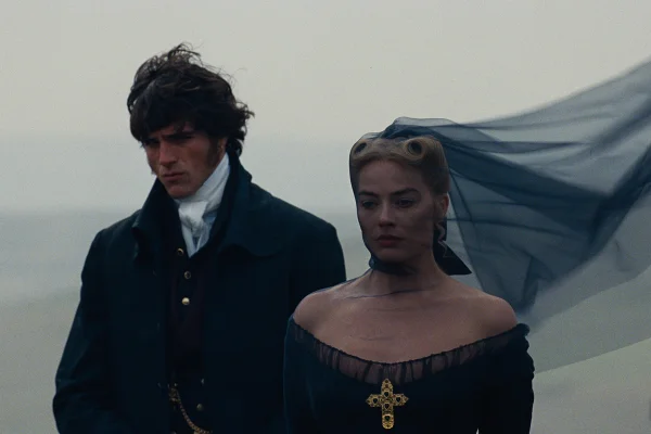 Imagem colorida de Jacob Elordi e Margot Robbie no filme O Morro dos Ventos Uivantes - Metrópoles