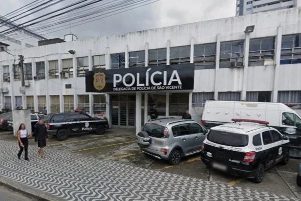 Imagem colorida de Delegacia Sede de São Vicente. Metrópoles