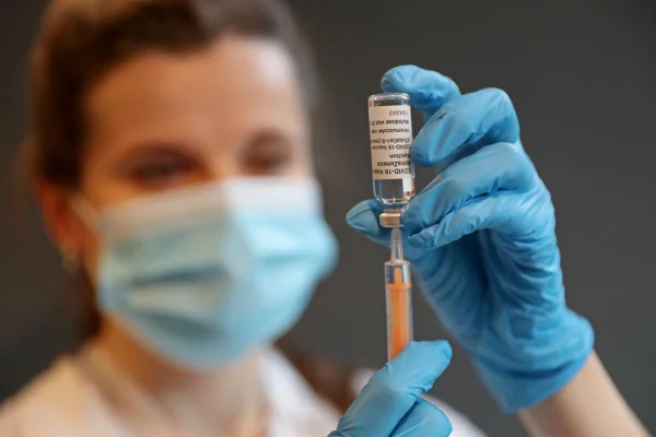LONDRES, INGLATERRA - 12 DE MARÇO: A farmacêutica clínica Ellie Morton se prepara para administrar a vacina Oxford AstraZeneca COVID-19 no centro de vacinação comunitária do campus Penrhyn Road da Universidade de Kingston em 12 de março de 2021 em Londres, Inglaterra. Trabalhando em parceria com duas redes locais de cuidados primários, South West London CCG e Kingston Council, a Universidade transformou uma área do seu campus em Penrhyn Road num local de vacinação com 10 postos. (Foto de Chris Jackson/Getty Images)